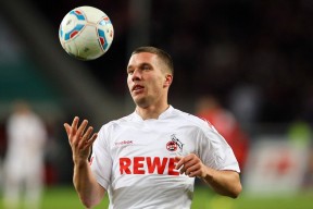 九游社区-顶尖足球比赛中球员防守拦截精准，足球 防守